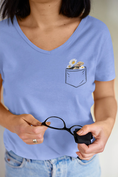 BW Bravely Wear تي شيرت قطني عادي برقبة على شكل حرف V مطبوع عليه زهور