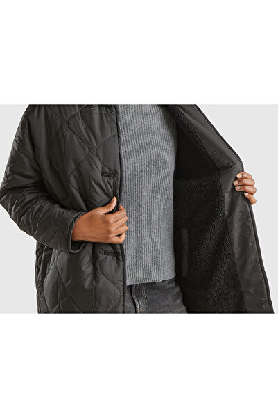 United Colors of Benetton Γυναικείο μαύρο παλτό με γούνα εσωτερικά και καπιτονέ λεπτομέρεια με κουμπιά μπροστά