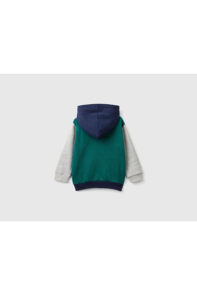 United Colors of Benetton Момче - Суитшърт с качулка, цвят борово зелено и бродирано лого отляво на гърдите