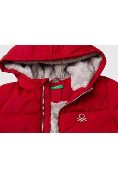 United Colors of Benetton Erkek Çocuk Kırmızı Sol Göğsü Logo Yamalı Önü Cep Detaylı Fermuarlı Mont