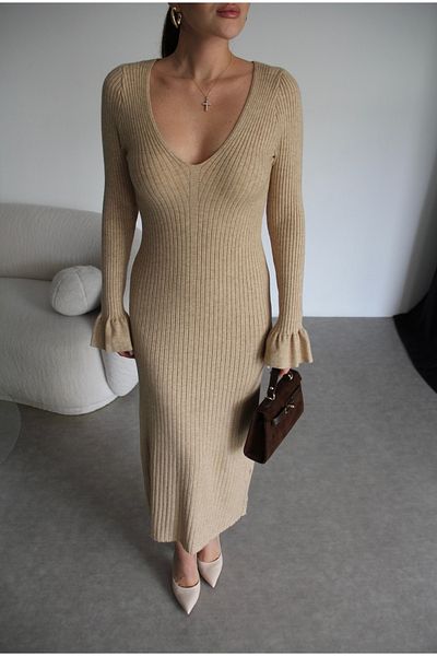Julidress V-λαιμός φόρεμα από βαμβακερό πλέγμα με λεπτομέρειες από φούστα και μακριά μανίκια.