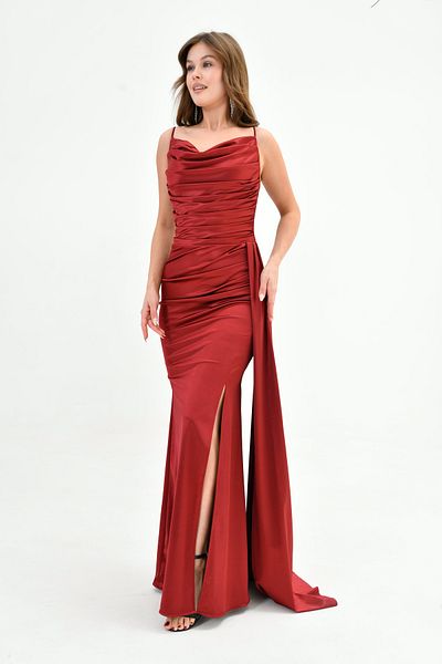bayansepeti Rochie maxi din satin burgundy - Decupaj pește cu drapaj și fante 39461