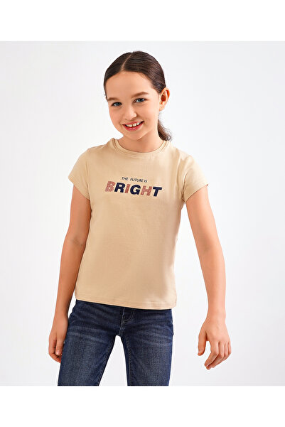 Primo Gino بلوزة قصيرة الأكمام بطباعة نصية لامعة - بيج