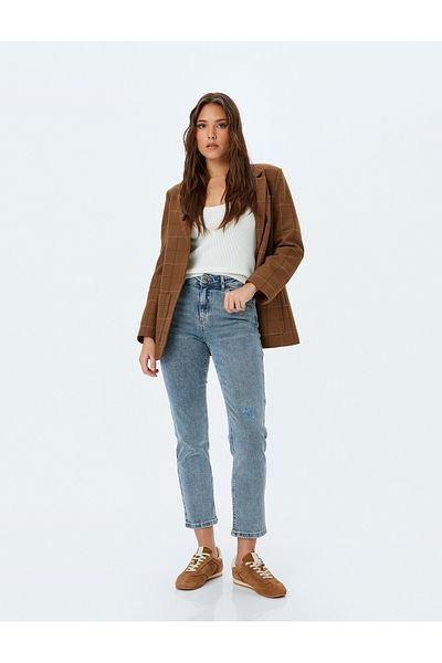 Koton Jeanshose mit geradem Bein und normaler Taille und Knopftaschendetail – gerade Passform