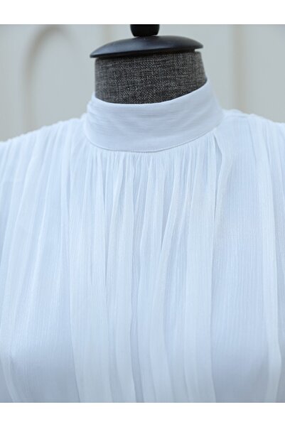 Modamorfo Sukienka z materiału Sparkle Fabric Balloon Sleeve i marszczonymi ramionami - biała