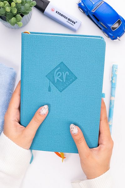 KR Akademi Yayınları جدول أعمال مخطط لانهائي من Kr Academy باللغة الإنجليزية - فيروزي (مفكرة صغيرة + ملصق هدية)