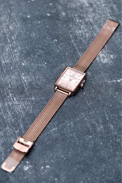 Daniel Klein DKE.1.10741 ساعة يد نسائية مستطيلة الشكل بسلك من القش بتصميم بسيط