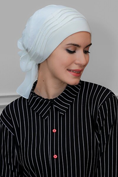 HÜRREM BONE حجاب جاهز عملي بلون الكريم من قماش ساندي مزين باللؤلؤ ومطوي ومضلع...