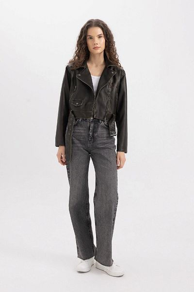 DeFacto Kurze Jacke aus gealtertem Kunstleder mit Details – wasserabweisend, übergroßer Reißverschluss und Gürtel Y7170az24au