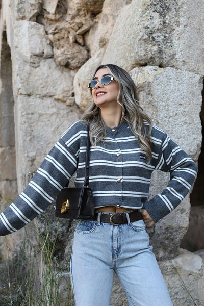 bytugcekaya Cardigan cu nasturi argintii cu dungi gri-albe