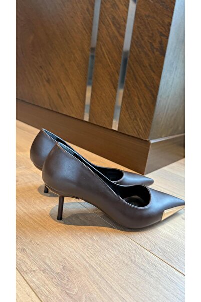 Eataly Shoes حذاء بكعب صغير وإبزيم ذهبي اللون بني فاتح