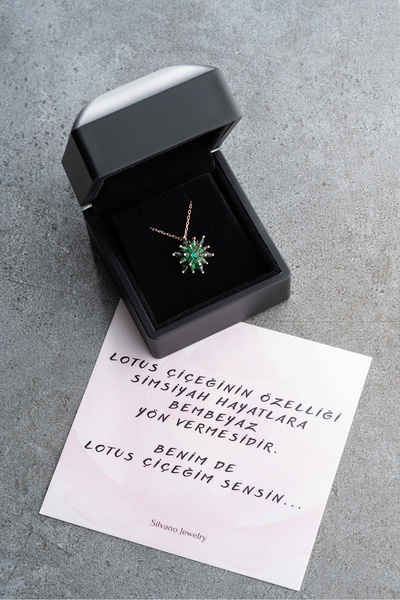 Silvano Jewelry 925 Ayar Gümüş Işıklı Kutu Zümrüt Yeşil Taşlı Lotus Kolye
