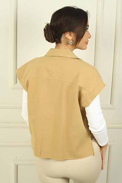 By Saygı Жіночий жилет з короткими рукавами, шнурівкою з боків і металевими ґудзиками спереду