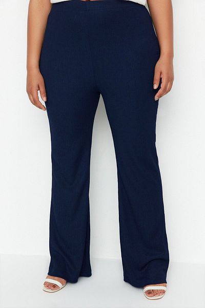 Trendyol Curve Marineblaue Strickhose mit hoher Taille und spanischem Bein in Übergröße TBBSS22PL0416