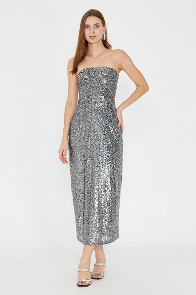 Trendyol Collection Flitrové stylové večerní šaty bez ramínek se stříbrným body Tpraw25El00161