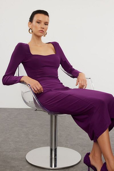 Trendyol Collection Flexibles lila Strickkleid in Midilänge – schlichter quadratischer Kragen, tailliert TWOAW25EL00108