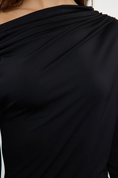 Trendyol Collection Asymetrické límcové černé midi pletené šaty - vypasované, Twoaw25el00457