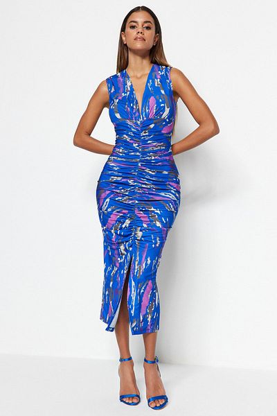 Trendyol Collection Marineblaues, bedrucktes, tailliertes/tailliertes Midi-Bleistiftkleid aus flexiblem Strick mit Raffung TWOSS23EL00751