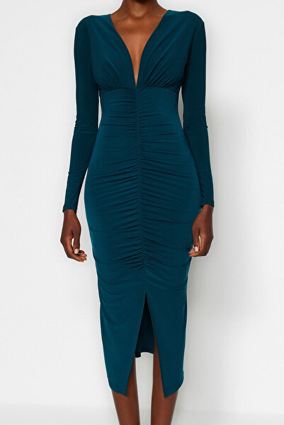 Trendyol Collection Εύκαμπτο μίντι πλεκτό φόρεμα με ντραπέ με λαιμόκοψη σε σμαραγδένιο πράσινο χρώμα TWOAW24EL00197