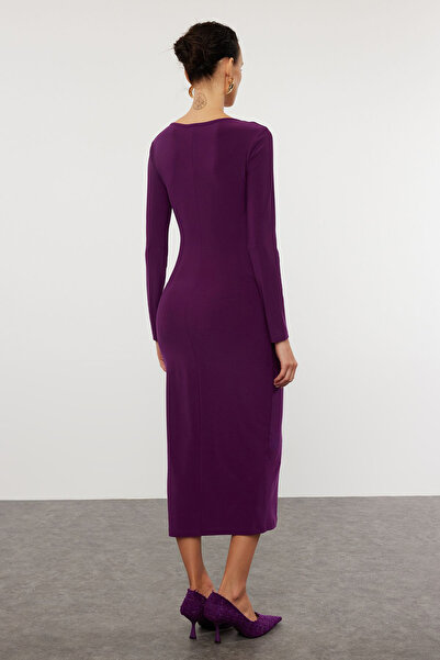 Trendyol Collection Elastyczna fioletowa sukienka z dzianiny o długości midi – zwykły kwadratowy kołnierzyk, dopasowana TWOAW25EL00108