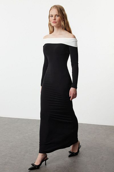 Trendyol Collection Ευέλικτο πλεκτό φόρεμα με γιακά Carmen μαύρο Maxi - Εφαρμογή στο σώμα, Color Block TWOAW25EL00221