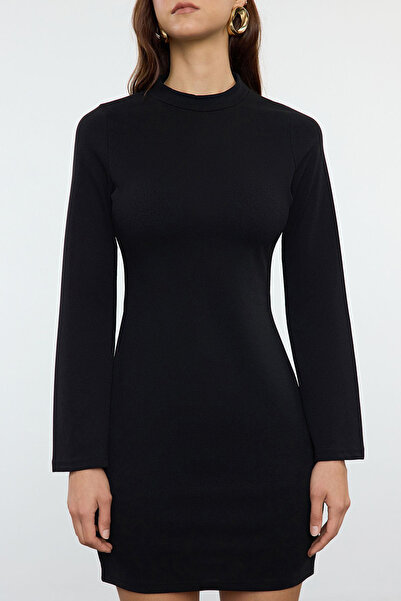 Trendyol Collection Šaty na tužku s černým límečkem se španělským rukávem - TWOAW24EL00191