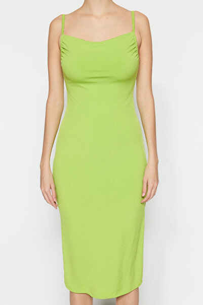 Trendyol Collection Světle zelené přiléhavé na tělo Degaje límec Midi popruh Flexibilní pletené tužkové šaty TWOSS19AD0020