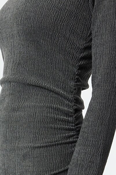 Trendyol Collection Antracitové šaty na krk Boat Detailed Bodycon Mini - Twoaw25El00317