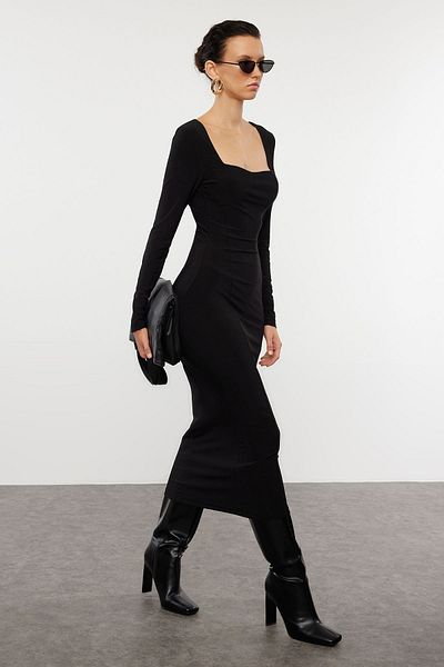 Trendyol Collection Pružné midi pletené šaty – černé, masivní čtvercový límec, bodycone design TWOAW25EL00108