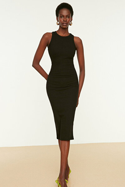 Trendyol Collection Černé žebrované bodycone/vypasovaný výstřih s pružným midi pleteným tužkovým šatem TWOSS22EL1575