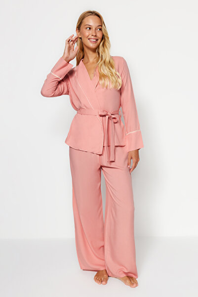 Trendyol Collection Set de pijamale din viscoză tăiată la două piepturi - cu centură de pulbere, detaliu de țevi THMAW22PT1109