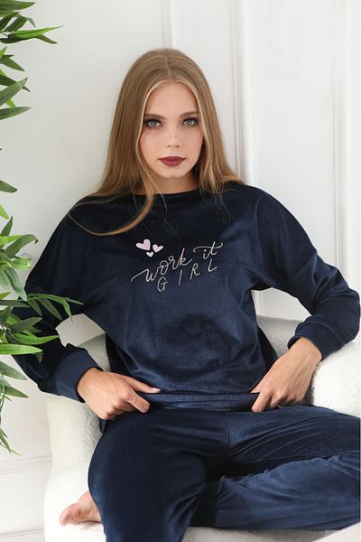 Trendyol Collection Námořnická modrá výšivka srdce a slogan, sametová pletená sada pyžama Thmaw25Pt00239