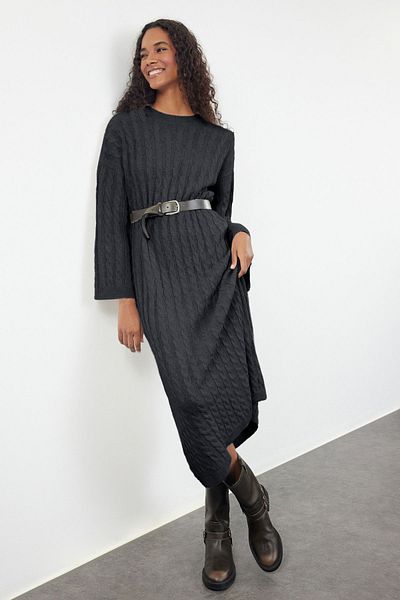 Trendyol Collection Anthrazitfarbenes Maxi-Strickkleid mit geflochtenem Haar und weitem Schnitt TWOAW25EL00078