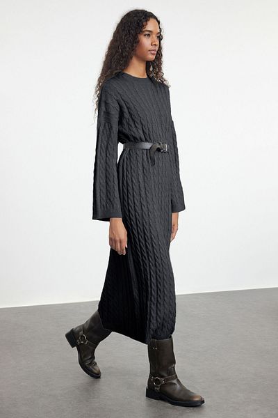 Trendyol Collection Anthrazitfarbenes Maxi-Strickkleid mit geflochtenem Haar und weitem Schnitt TWOAW25EL00078