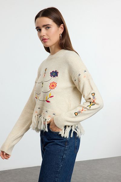 Trendyol Collection Weicher Strickpullover – Ecru, Quaste, Stickerei TWOAW25KZ00396