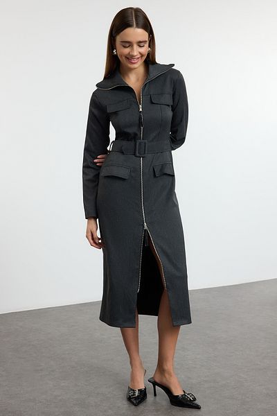 Trendyol Collection Antracitová kapsa na zip Detailní Gabardénová tkanina Midi tkané košilové šaty Twoaw25El00261