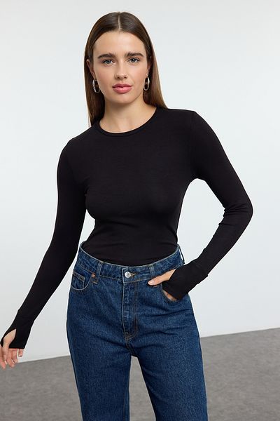 Trendyol Collection Czarna bluzka z elastycznej dzianiny z wiskozy/miękkiej tkaniny z ozdobnymi zatrzaskami Twoaw25Bz00014