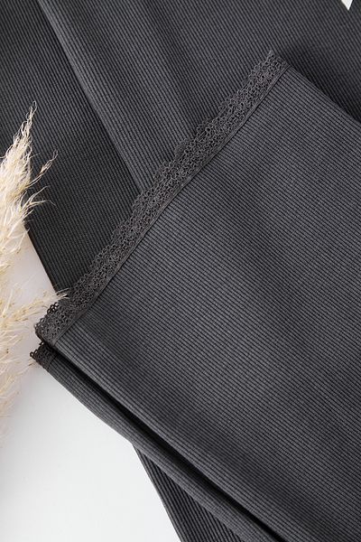 Trendyol Collection Geripptes Strick-Pyjama-Set – Anthrazit, Baumwolle, Spitze und Schleifendetail THMAW25PT00206