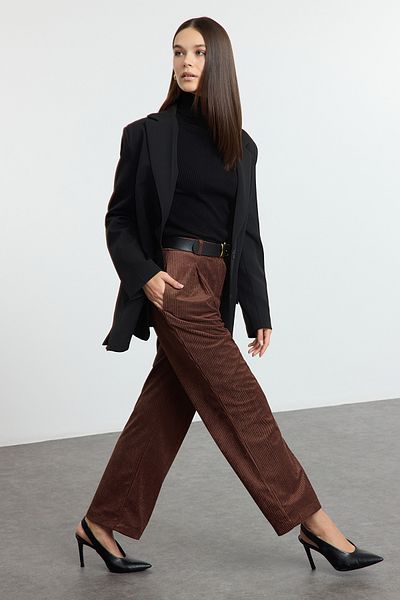 Trendyol Collection Braune Karotten-Webhose aus Samt TWOAW25PL00064