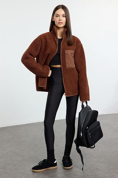 Trendyol Collection Braunes Fleece-Strick-Sweatshirt mit Reißverschlusstaschen – Stehkragen TWOAW24SW00071