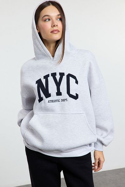 Trendyol Collection Oversize šedá Melange pletená mikina s kapucí Slogan - Twoaw25Sw00320