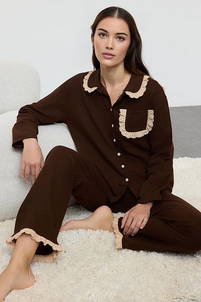 Trendyol Collection Brązowy zestaw piżam z muślinu z brodą i kieszeniami Thmaw25Pt00232