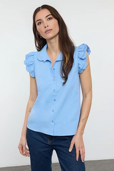 Trendyol Collection Blaues gewebtes Hemd mit Stickereidetails an Schultern und Kragen TWOSS22GO0234