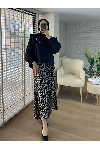 Modamorfo Bluse mit Steinstickerei und gerüschtem Schürzenkragen – Schwarz
