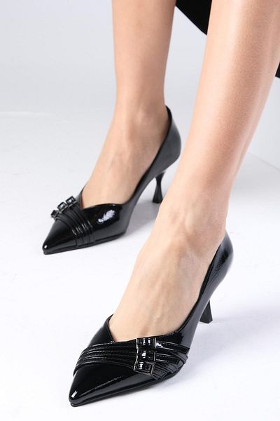 Mio Gusto Shirley schwarze Lackleder-Schuhe mit spitzer Zehenpartie und Schnallenzubehör