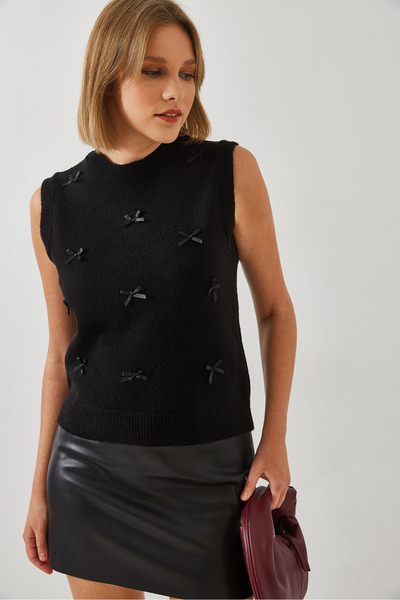 Bianco Lucci Women's Bow Sweater 20246910