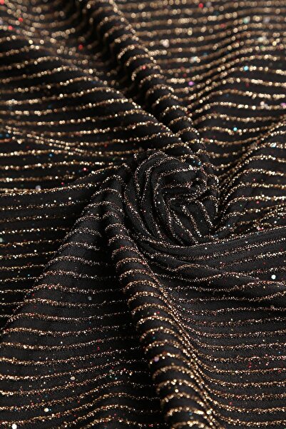 Kumaş Deposu Rochie de seară neagră cu dungi metalice aurii din material subț...