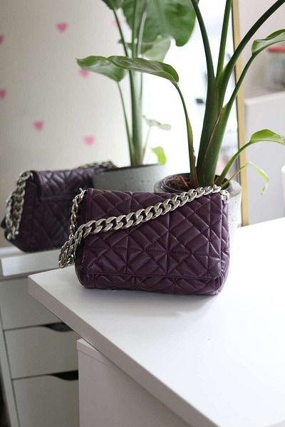 Moom Bag Geantă de umăr matlasată violet pentru femei, cu model, cu detaliu de accesoriu de lanț argintiu