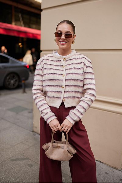 Askı Nişantaşı Cardigan moale cu dungi crem, cu decolteu rotund, cu detaliu de nasturi aurii