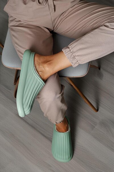 Beyond Γυναικείες παντόφλες χειμερινού σπιτιού με πράσινο χρώμα μέντας, απαλές και αδιάβροχες, με επένδυση από μαλακή γούνα 3cm BYNDHFAY01